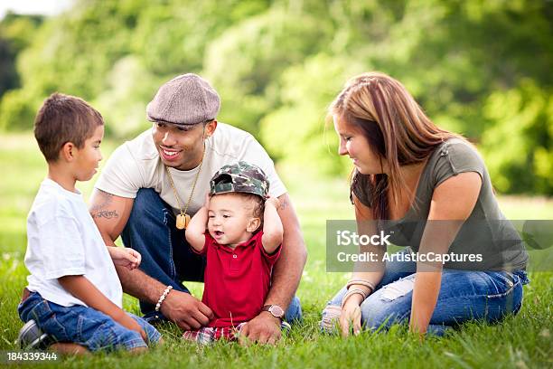 Szczęśliwy Wielorasowe Rodzina Siedzi Razem Na Zewnątrz Latem - zdjęcia stockowe i więcej obrazów Maluch