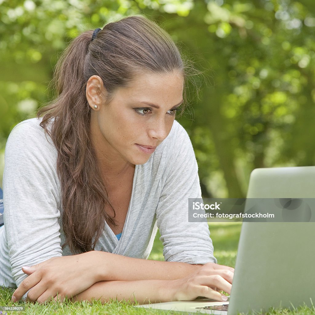 Menina com computador portátil - Royalty-free Adolescente Foto de stock