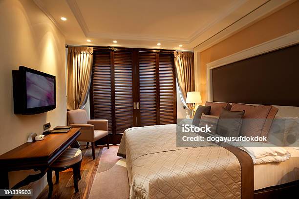Dormitorio De Lujo Xxxl Foto de stock y más banco de imágenes de Habitación de Hotel - Habitación de Hotel, Persiana - Decoración, Televisión