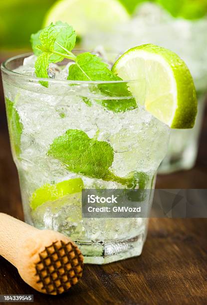 Mojito Com Branco Rum Lima Hortelã E Gelo Triturado - Fotografias de stock e mais imagens de Mojito