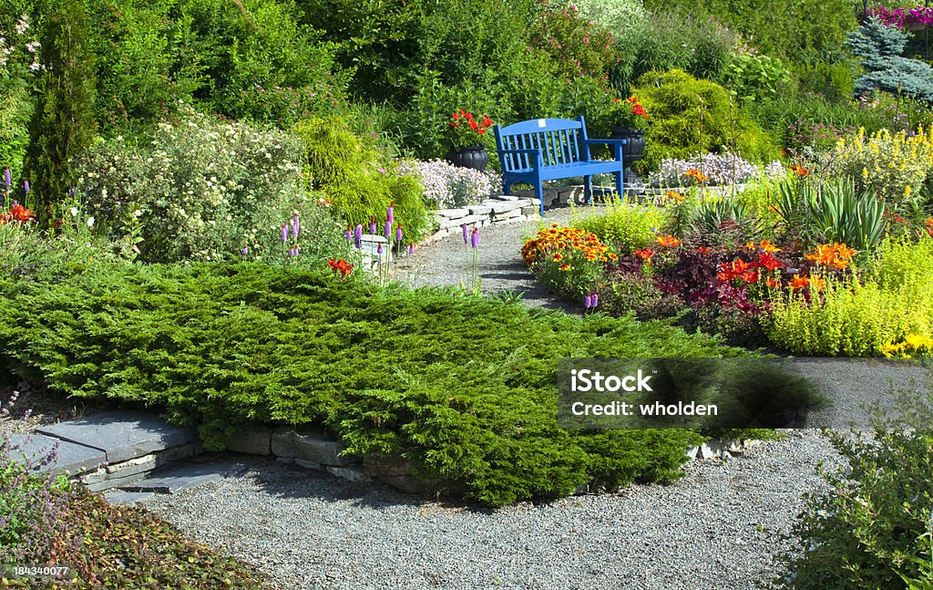 Banco de jardín y azul - Foto de stock de Jardín privado libre de derechos