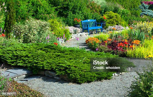 ガーデンと青いベンチ - 庭のストックフォトや画像を多数ご用意 - 庭, 一本道, 小道