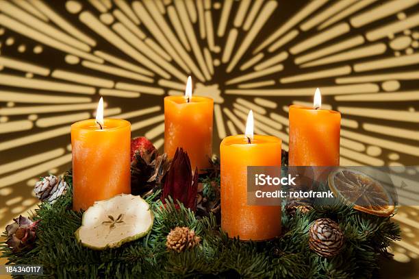 Advent Corona Foto de stock y más banco de imágenes de Corona de adviento - Corona de adviento, Adviento, Celebración - Acontecimiento