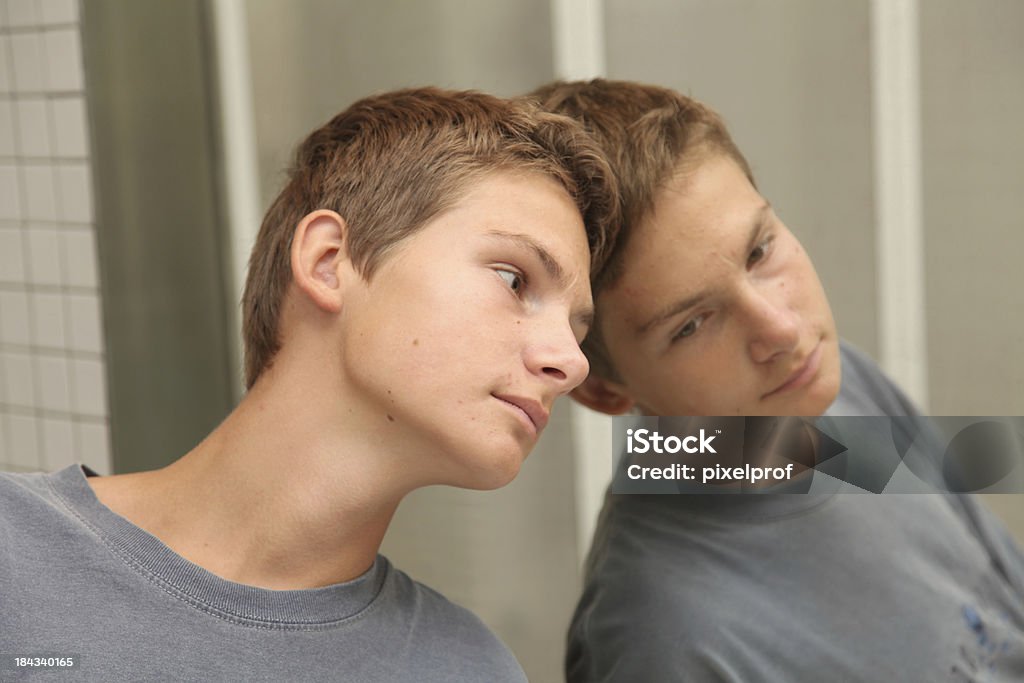 Mâle adolescente - Photo de Miroir libre de droits