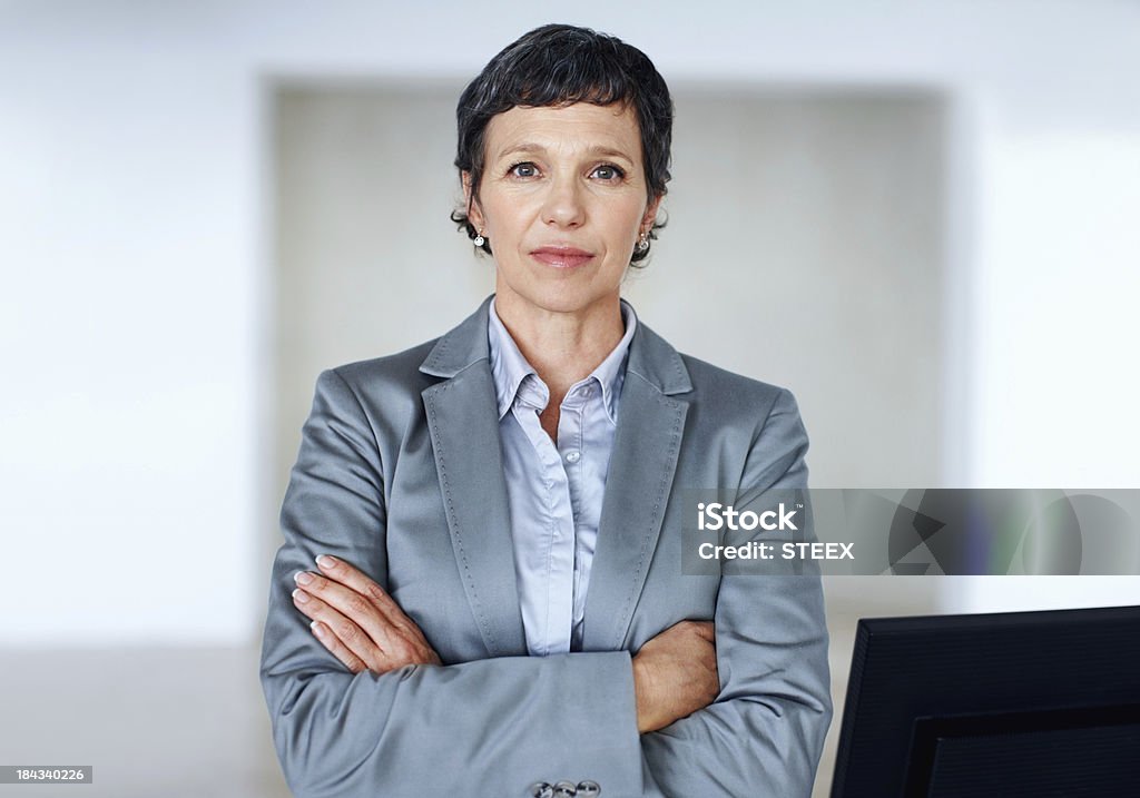 Femme d'affaires avec les bras croisés - Photo de Adulte libre de droits
