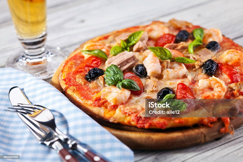 Pizza e bicchiere di birra - Foto stock royalty-free di Pizza