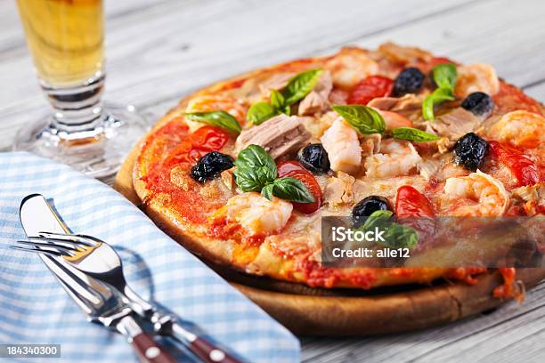 피자 및 유리컵 맥주 피자에 대한 스톡 사진 및 기타 이미지 - 피자, 맥주, 참치-해산물