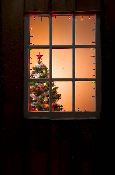árvore de natal - window christmas night house imagens e fotografias de stock