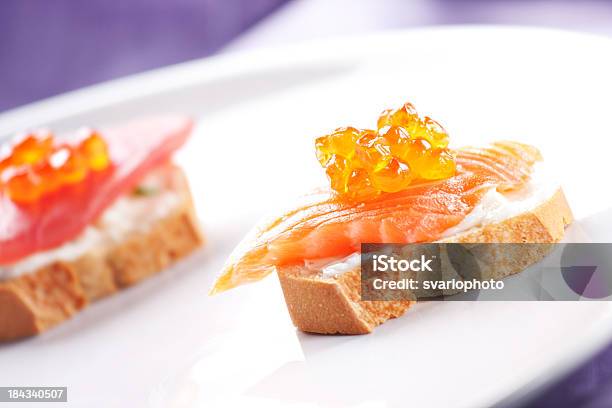 Foto de Salmão Canapés Em Uma Baguete Com Creme De Queijo e mais fotos de stock de Acompanhamento - Acompanhamento, Alimentação Saudável, Almoço