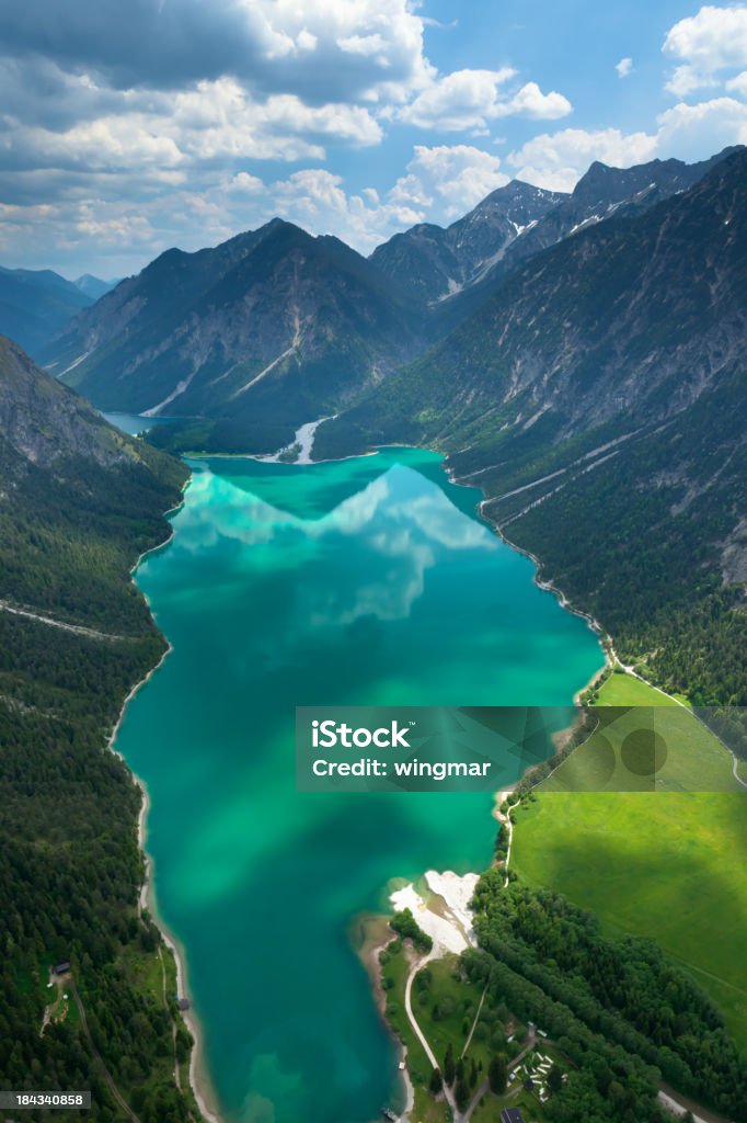 Fotografía aérea del lago plansee, tirol, austria, alpes - Foto de stock de Estado del Tirol libre de derechos