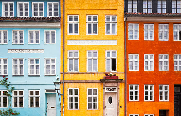 trois couleurs house sur le devant - old ancient architecture apartment photos et images de collection