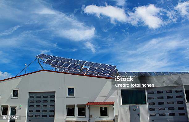Fabrik Mit Solarzellen Stockfoto und mehr Bilder von Sonnenkollektor - Sonnenkollektor, Fabrik, Dach