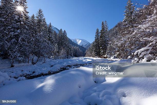 Foto de Coberta De Neve No Inverno Paisagem Com Rio Tirol Áustria e mais fotos de stock de Alpes europeus