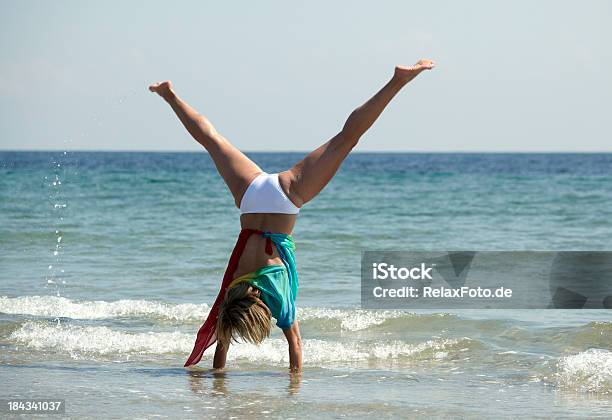 Donna Camminare Sulle Mani Sul Mare - Fotografie stock e altre immagini di Camminare sulle mani - Camminare sulle mani, Acqua, Adulto