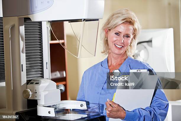 Foto de Trabalhador Da Medicina Com Mammography Scanner e mais fotos de stock de 50 Anos - 50 Anos, 55-59 anos, Adulto