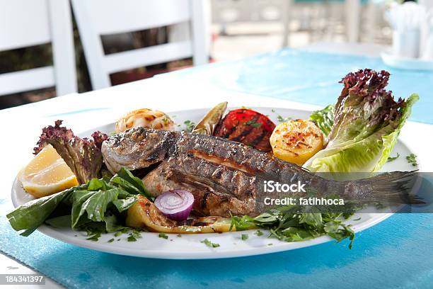 На Гриле Рыба — стоковые фотографии и другие картинки Еда - Еда, Рыба, Средиземное море