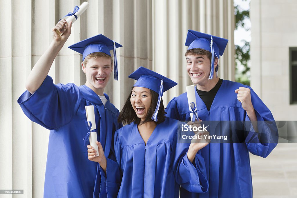 Gruppe von glücklich Teenagern, die hält ein Diplom in einem der High School-Abschluss - Lizenzfrei Akademischer Abschluss Stock-Foto