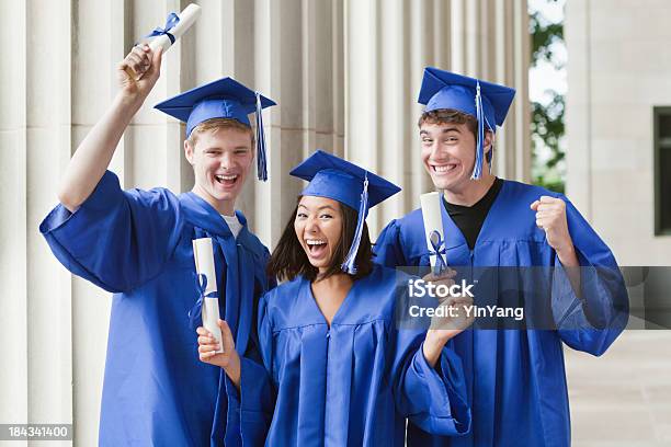 Gruppe Von Glücklich Teenagern Die Hält Ein Diplom In Einem Der High Schoolabschluss Stockfoto und mehr Bilder von Akademischer Abschluss