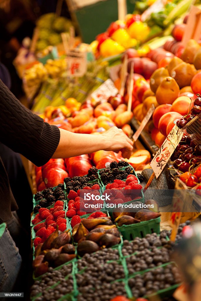 Femme shopping au Stand de fruits - Photo de Marché paysan libre de droits