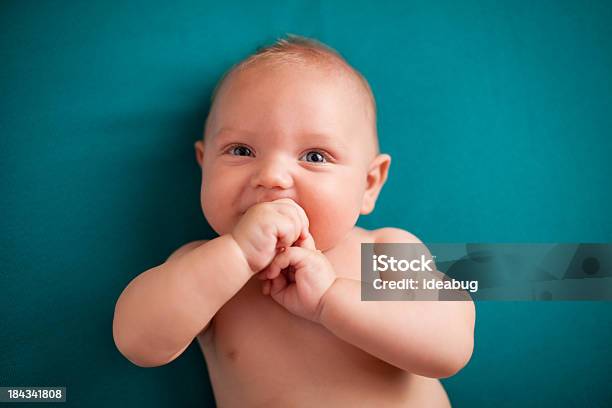 Happy Baby Auf Dem Bauch Liegen Teal Material Stockfoto und mehr Bilder von Baby - Baby, 0-11 Monate, 2-5 Monate