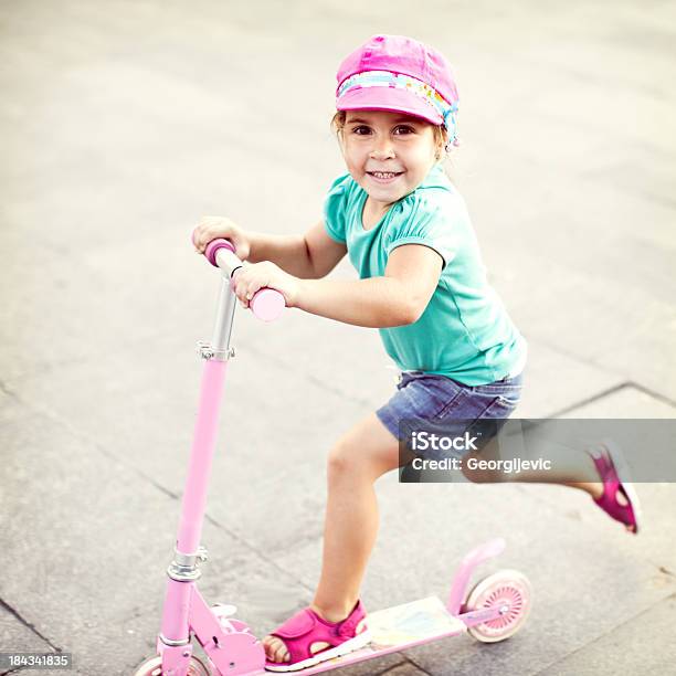 Foto de Garota De Scooter e mais fotos de stock de Patinete - Patinete, Adulto, Alegria