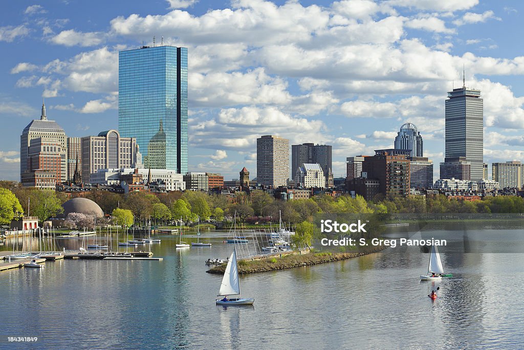 La ville de Boston, dans le Massachusetts, et Back Bay avec voiliers - Photo de Boston - Massachusetts libre de droits