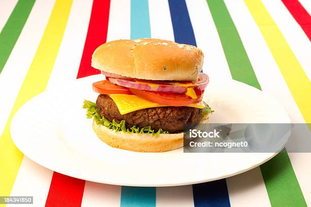 Hamburger Auf Einem Teller Stockfoto und mehr Bilder von Abnehmen - Abnehmen, Bildhintergrund, Brotsorte