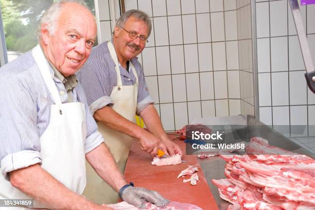 Photo libre de droit de Deux Bouchers De Travail banque d'images et plus d'images libres de droit de Gant en cotte de maille - Gant en cotte de maille, Abattoir, Acier inoxydable