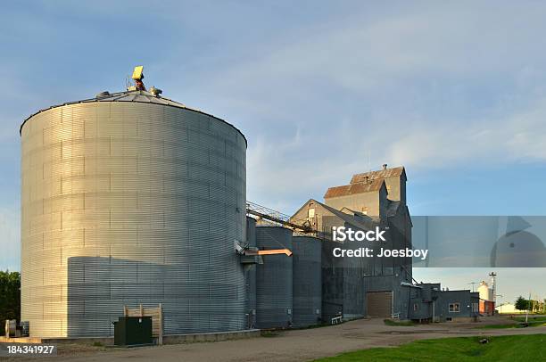 Ziarno Windy I Przechowywanie Silosy - zdjęcia stockowe i więcej obrazów Bez ludzi - Bez ludzi, Cirrus, Elewator zbożowy