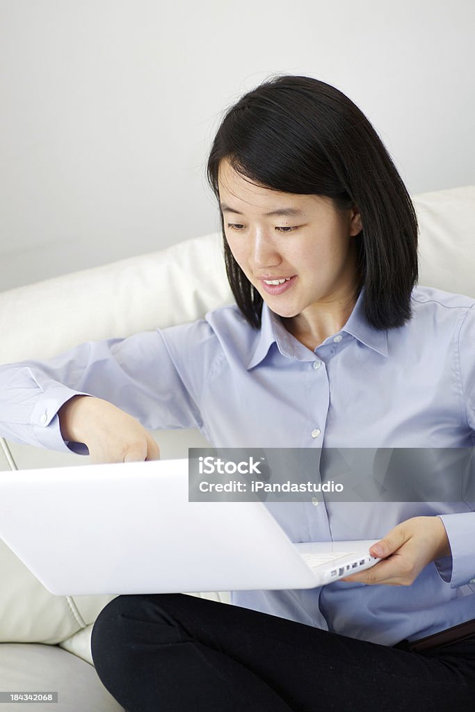 Mulher usando o laptop em casa - Foto de stock de Adulto royalty-free