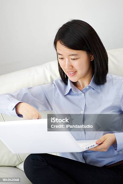 Foto de Mulher Usando O Laptop Em Casa e mais fotos de stock de Adulto - Adulto, Asiático e indiano, Atividade Recreativa