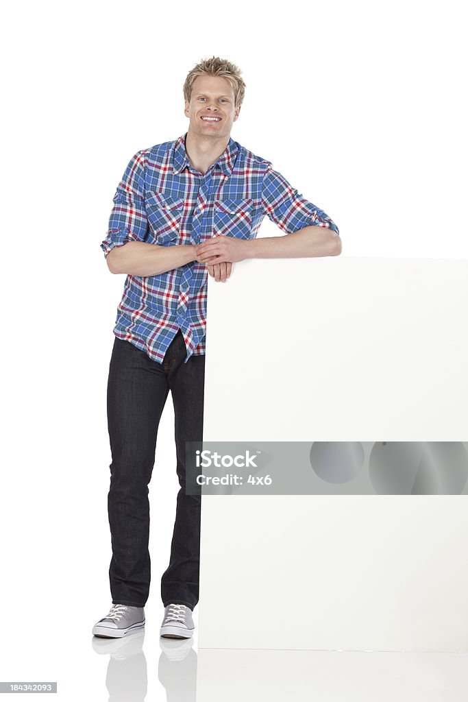 Homem de pé com uma placa - Foto de stock de 20 Anos royalty-free