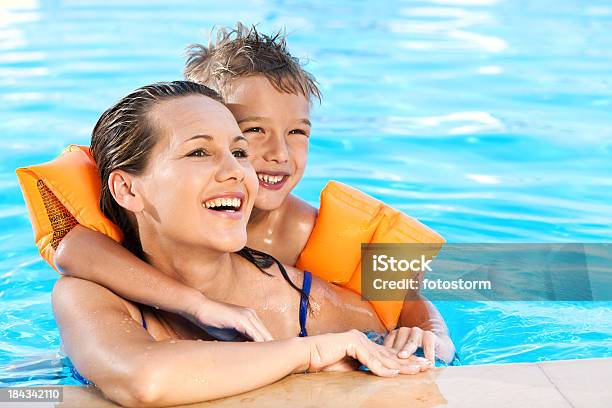 Jungen Und Seine Mutter Entspannen Am Swimmingpool Stockfoto und mehr Bilder von Schwimmbecken - Schwimmbecken, Mutter, Familie
