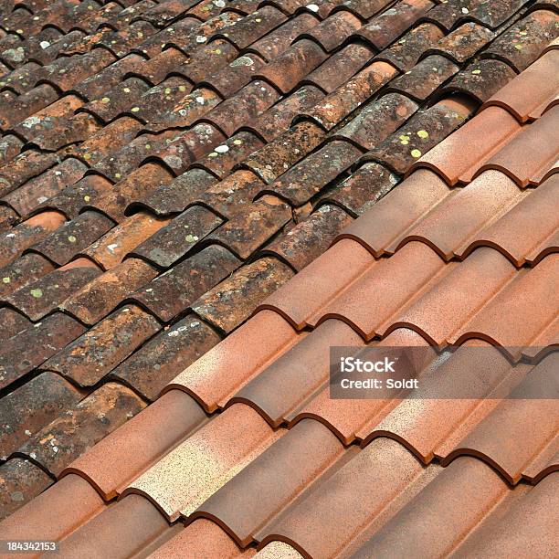 Rooftiles Stare I Nowe - zdjęcia stockowe i więcej obrazów Brudny - Brudny, Dach, Nowy