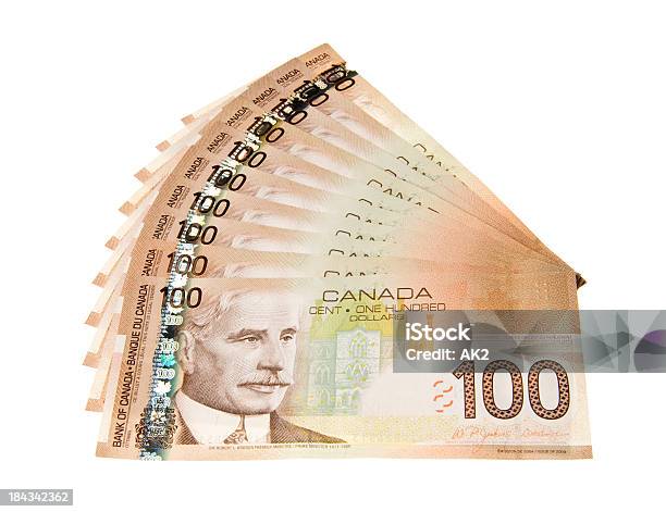 Canadian 100 Dollar Bills Foto de stock y más banco de imágenes de Billete de dólar canadiense - Billete de dólar canadiense, Factura, Fondo blanco
