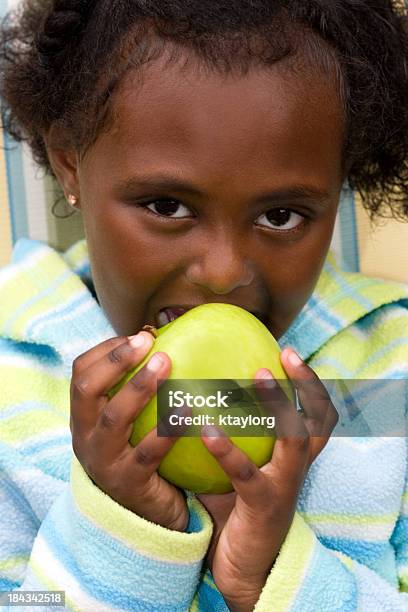 Süßes Mädchen Essen Grüner Apfel Stockfoto und mehr Bilder von Mädchen - Mädchen, Afrikanischer Abstammung, Afro-amerikanischer Herkunft