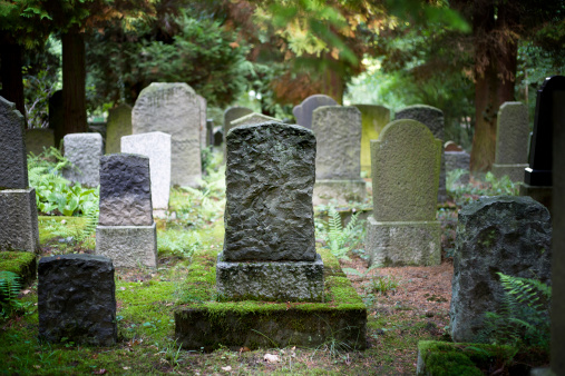 Filas de muy antigua y curado tombstones photo