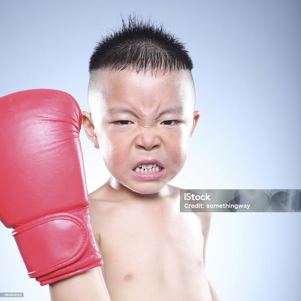 Bela angry jovem rapaz brincar com luvas de boxe - Foto de stock de 6-7 Anos royalty-free