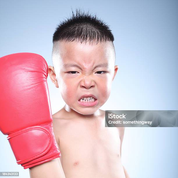 Foto de Bela Angry Jovem Rapaz Brincar Com Luvas De Boxe e mais fotos de stock de 6-7 Anos - 6-7 Anos, Ameaças, Asiático e indiano