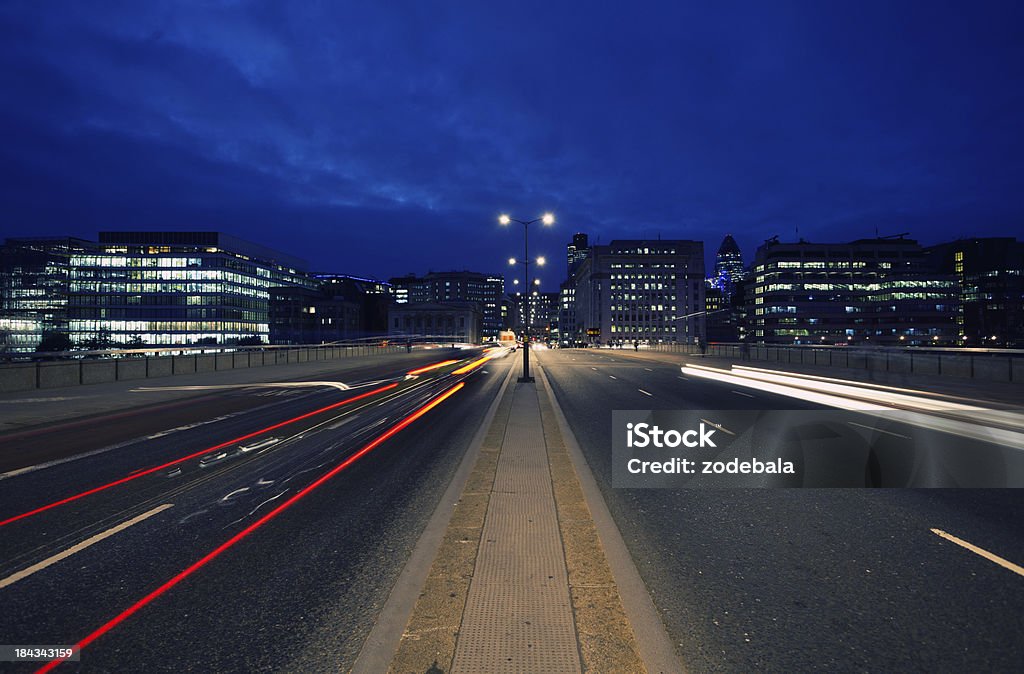 ロンドンのウォータールーブリッジ、夜の風景 - ウォタルウ橋のロイヤリティフリーストックフォト