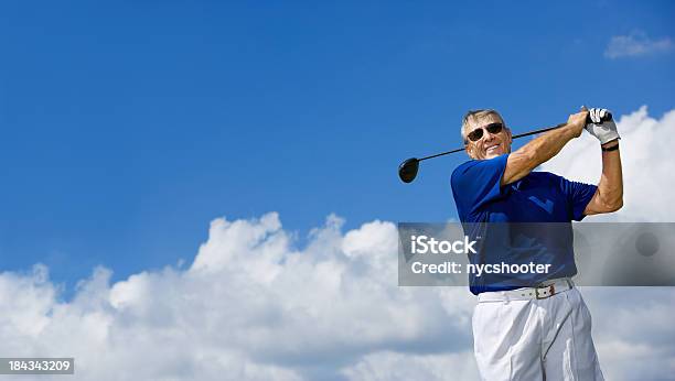 アクティブな老人男性スインギングゴルフクラブ - ゴルフのストックフォトや画像を多数ご用意 - ゴルフ, サングラス, 1人