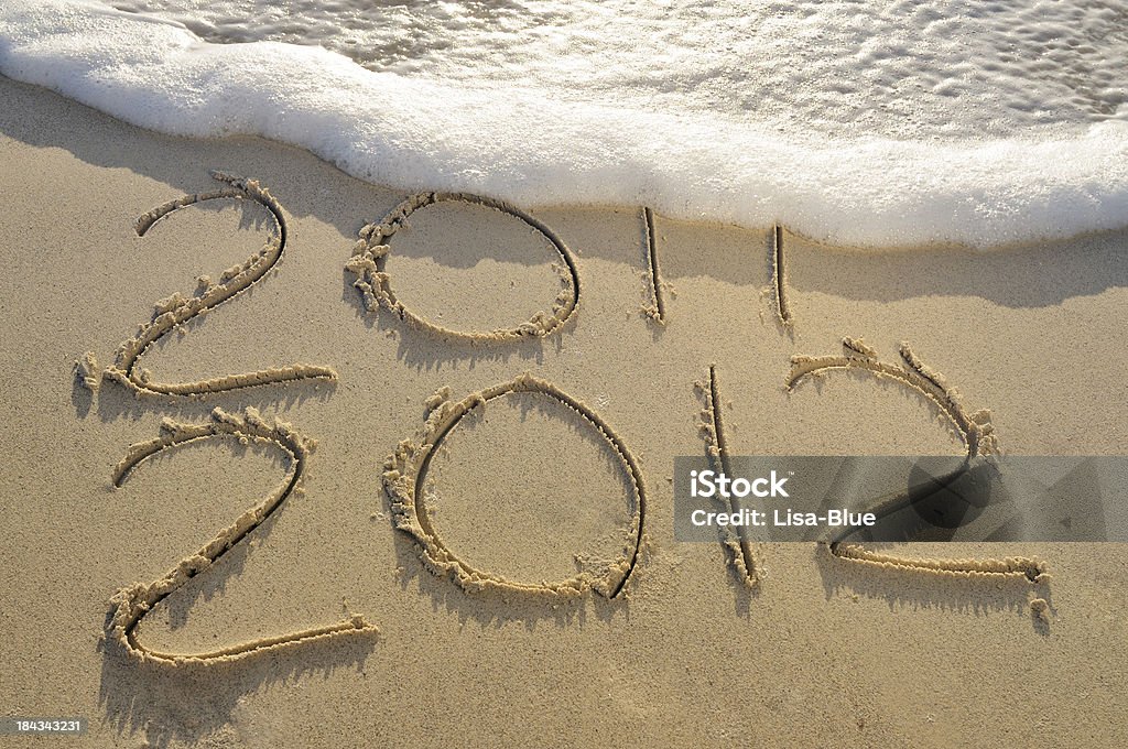 Nuevo año 2012 por escrito en la arena-ola - Foto de stock de 2011 libre de derechos