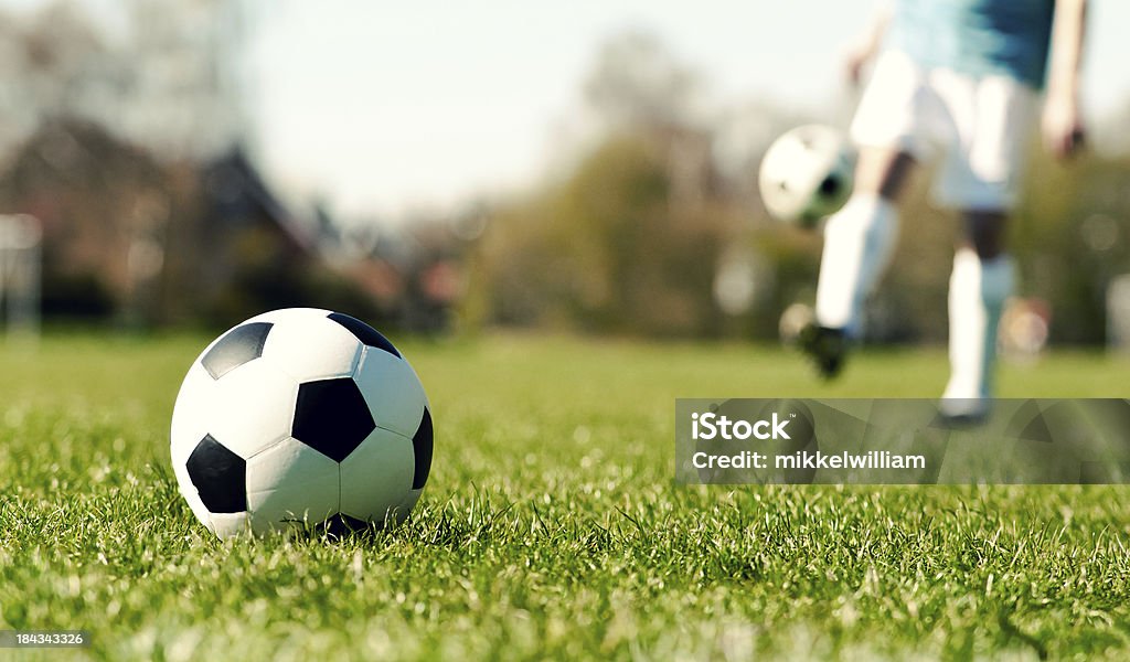 Fußball ball auf einem Feld - Lizenzfrei Bildschärfe Stock-Foto