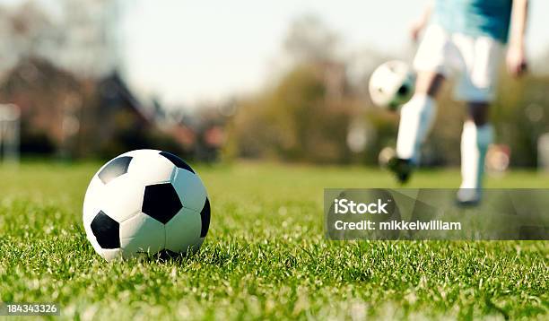 Fußball Ball Auf Einem Feld Stockfoto und mehr Bilder von Bildschärfe - Bildschärfe, Fotografie, Fußball