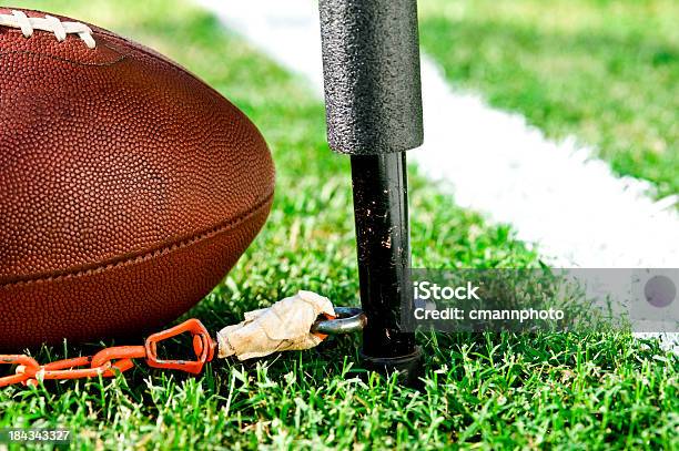 Foto de Terceiro E Curta A Mediçãofutebol Americano e mais fotos de stock de Futebol Americano - Futebol Americano, Futebol Americano - Bola, Marcas de Campo