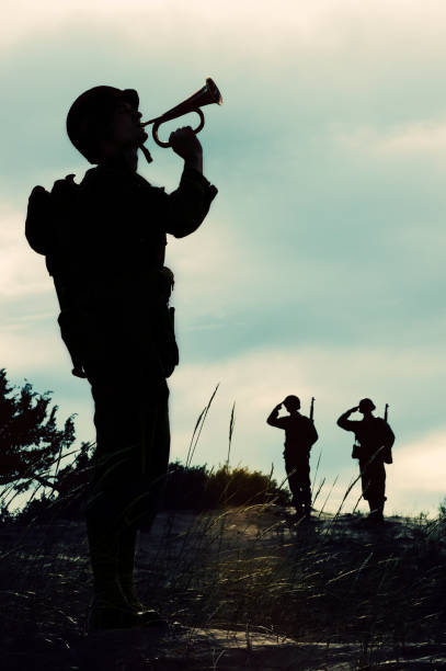 silhouette de soldat de la seconde guerre mondiale, jouant arrive en fin de journée - bugle photos et images de collection