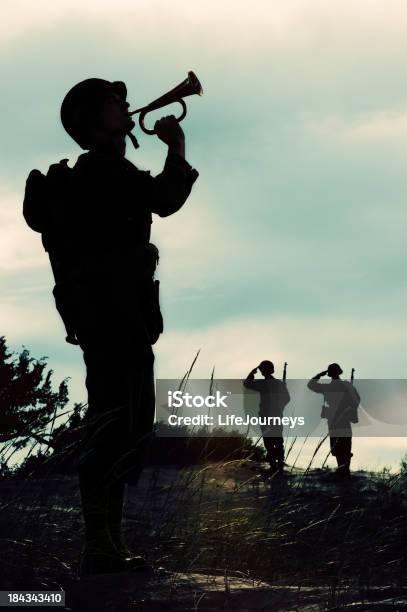 Sylwetka Wwii Soldier Gra Gwintowników W Dniu Zakończenia - zdjęcia stockowe i więcej obrazów Sygnałówka