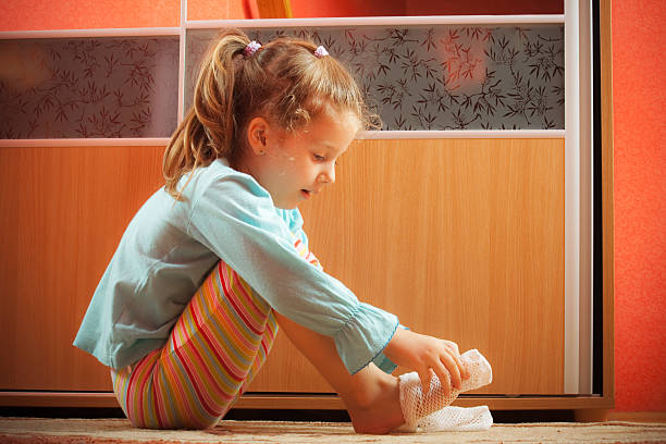 Niña está poniendo en calcetines - foto de stock