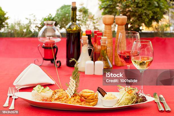 Jantar Com Vinho E Prato De Comida - Fotografias de stock e mais imagens de Vermelho - Vermelho, Vinho Branco, Almoço