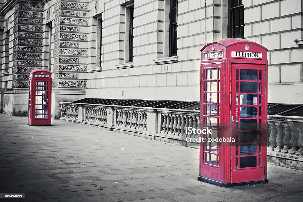 Rosso inglese cabine telefoniche in bianco e nero foto - Foto stock royalty-free di Cabina telefonica